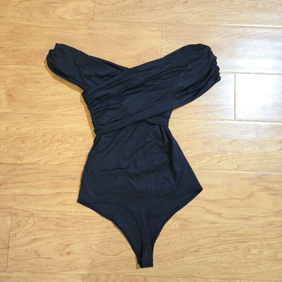 NWOT Abercrombie and Fitch Black Off the shoulder bodysuit Size Small - Picture 1 of 4